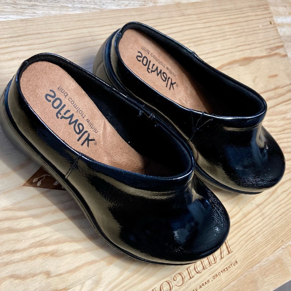 SoftWalk Clogs, Size 6.5 WW - Picture 3 of 4
